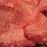 炭火焼肉 六本木 隆 - 塩で頂くタンの厚切り