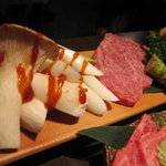 炭火焼肉 六本木 隆 - 野菜盛りとロース