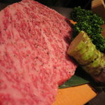 炭火焼肉 六本木 隆 - 綺麗なさしロースは生山葵で頂きます