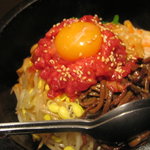 炭火焼肉 六本木 隆 - ユッケの乗った石焼ビビンバ