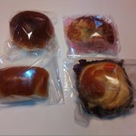 牧野菓子店 - パン類　計５００円　
      左上から　あんぱん　　クロッカン　　
      左下から　
      チョココロネ
      キャラメルパン