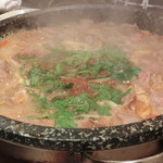 肉ya！ - 名物！和牛　目の前で楽しむ　石焼あぶりすき　蘭王の黄身と出会う