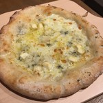 ピザ グルーヴ - ◆４種のチーズピザ@９８０円