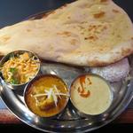 チャミヤラキッチン - ('16/12）Ｂセットの海老・マッシュルームカレーと野菜カレーにナンとバスマティライスをつけてもらいました