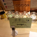 カウンターお野菜天ぷら mego - 席には、ちゃんとメッセージ付きでさりげなく置いてありました
                                