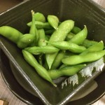 博多もつ鍋　はらへった - 茶豆，冷凍したばっか，冷たすぎる，でも味は良い