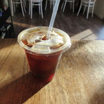 Tucker & Bevvy - アイスコーヒはアメリカンな感じ、て言うか熱いコーヒーを氷に直接入れて冷やしたのかな？