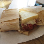 Tucker & Bevvy - パニーニはベーコンと玉子のパニーニを選んでみました。
            