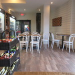 Tucker & Bevvy - 出来上がった商品はテークアウトで持ち帰り部屋で食べる方も多く見られましたが私は朝日のあたる店内で食事をいただきました。
      