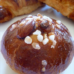 ヌガーとナッツのパン