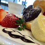 カフェ・ディ・フェスタ - バレンタインシュー ハートロール添え 2016/02/05