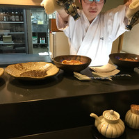 浜長 - 炙ったカニの甲羅に熱燗を注いで火をつけます