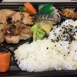 クイーンズ伊勢丹 - 鶏黒酢炒め弁当