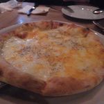 PUBLIC HOUSE - 4種チーズのピザ[1580円]