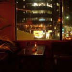 トーチ カフェ - ネオンの光に照らされながらゆっくりとした食事の時間をお楽しみ頂けます。