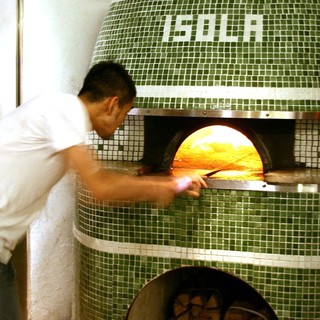 薪窯400度の高温で焼き上げるこだわりのピッツァをご堪能