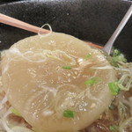 hakatagyuusujira-menayumu - 大きくカットしたおでんのような大根。
                      スープの旨味をしっかり含んでいて、トロトロの柔らかさでした。
                      