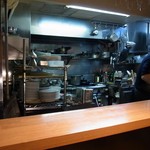 ナトワ - カウンター越しに厨房