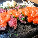 炭火焼ハンバーガー＆ステーキ チェリーズ - 以前はなかったトマトガーリックソースをかけたところ。塩気は控えめ。
