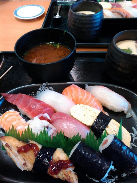 平日ランチはさらにお得な感じ』by しゅーたろー弁当 : 回転さかなや 