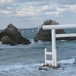 レストラン二見ヶ浦 - 海岸から150メートルほどの所に位置する夫婦岩。重さ1トンの大注連縄で結ばれています。