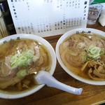 青竹手打ラーメン 日向屋 - ２人揃って｢チャーシューメン｣は･････お初！