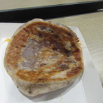 김진호 호떡 - 黒米ホットクは中に甘いソースが入ってます。
            
            甘すぎなくてモッチモチした食感でシナモンが効いててすごく美味しい韓国の定番スイーツですね。
            