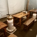 昭和 - 店外の席。冬は寒く夏は暑い。