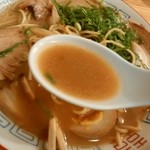 昭和 - 醤油味の強い豚骨醤油ではなく醤油豚骨スープ。