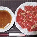 三代目茂蔵豆富 - レバ刺身みたいな蒟蒻を盛りつけたところ。