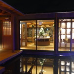 びわこ緑水亭 - 店内が写る水面