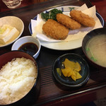 Sashimi Izakaya Nakazen - 日替わりランチ。今日はコロッケ。かなりのボリューム！ お豆腐は、冷奴ではなくて、暖かいの。寒い季節は、嬉しいですね。