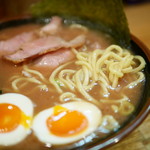 秋葉原ラーメン わいず - 中太平ストレート麺