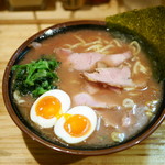 秋葉原ラーメン わいず - ラーメン￥７２０ ＋半熟玉子（クーポン特典・通常￥110 ）