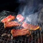 八輪 - 滴る脂、もうもうと立ち上る煙！ 北九州の食欲は止まらない！