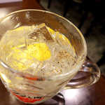 八輪 - 苦味控えめ、ドライな味わいで豪快に飲み干せる！ 表面に振られたブラックペッパーがポイント！