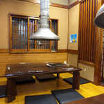 八輪 - テーブル席には排煙ダクトも完備され、快適に焼肉を楽しめる