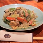 わしょく亭 - ランチタイムの人気商品「あんかけソバ」，野菜たっぷりヘルシーな一品。お好みで酢をかけて召し上がれ。