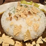 カリーフォルニアダイニング カイ - パパド豆の煎餅を割って準備完了