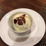 サラマンジェ ド ヨシノ - ペカンナッツが乗った滑らかアイス