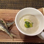 サラマンジェ ド ヨシノ - アミューズはうるめいわしとごぼうのスープ