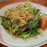 ラ・ボエーム - 野菜サラダ上にポテトの揚げ物