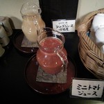 美国観光ハウス - （朝食）セルフのコーナーにはミニトマトジュース（甘くて濃厚！）と余市産りんごジュース。（2016年12月）