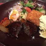 窯焼きステーキ 福田 - 和牛ハンバーグと白身魚フライセット、ハンバーグ割り