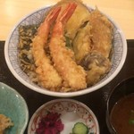 Tenkuu - 天丼。海老二匹と野菜五種。小鉢、お新香、赤だし付き。