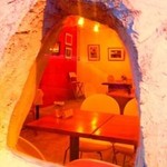 晴れる家cafe - 面白い形の窓からのぞいた店内