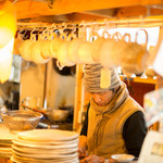 shizenshokudoukohitsujiyabaihareruyakafe - 自家製のカップが並ぶカウンターキッチン