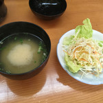 一心 - ランチ海鮮丼¥900に付く味噌汁とサラダ