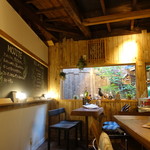 cafe12 - ☆奥のテーブル席からは小さなお庭が＼(^o^)／☆