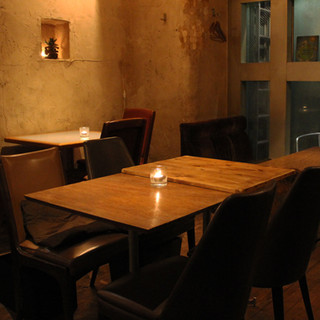 キャンドルで照らされた落ち着いた空間